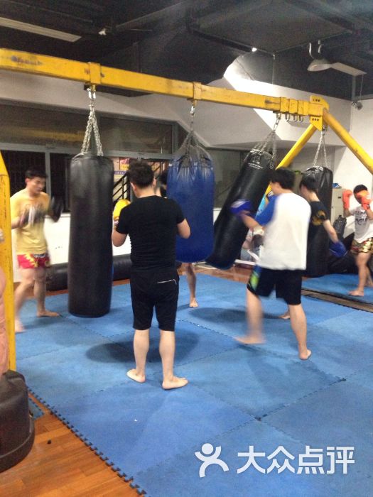 光明搏击泰拳俱乐部-打沙袋图片-上海运动健身